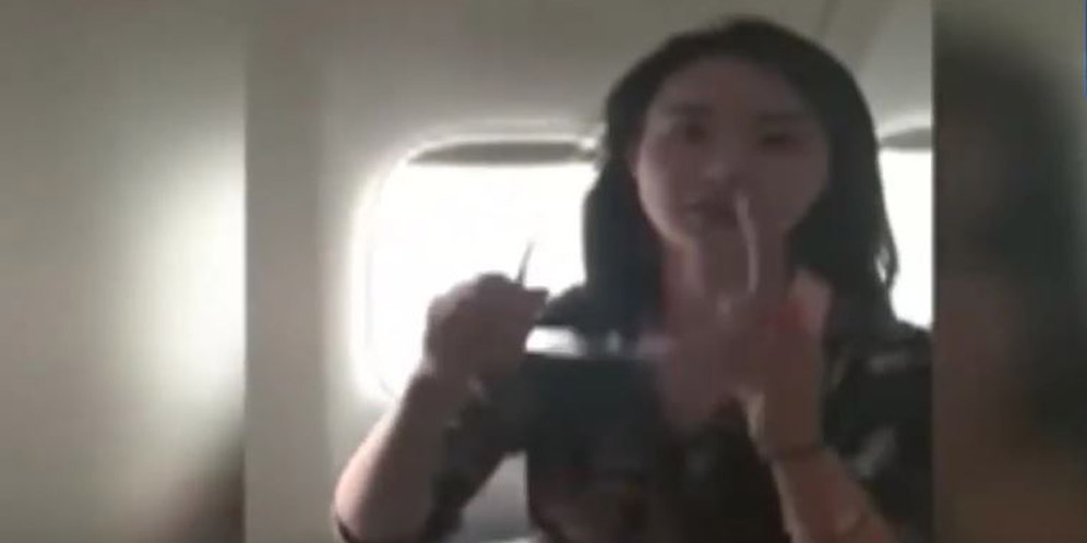 Kelakuan Konyol Pilot Pakistan Lagi, Masukin Cewek Asia Cantik Ke Kokpit